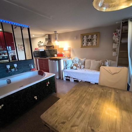 Love-Room Discret 40 M2 Bormes Les Mimosas Village Avec Terrasse Extérieur photo