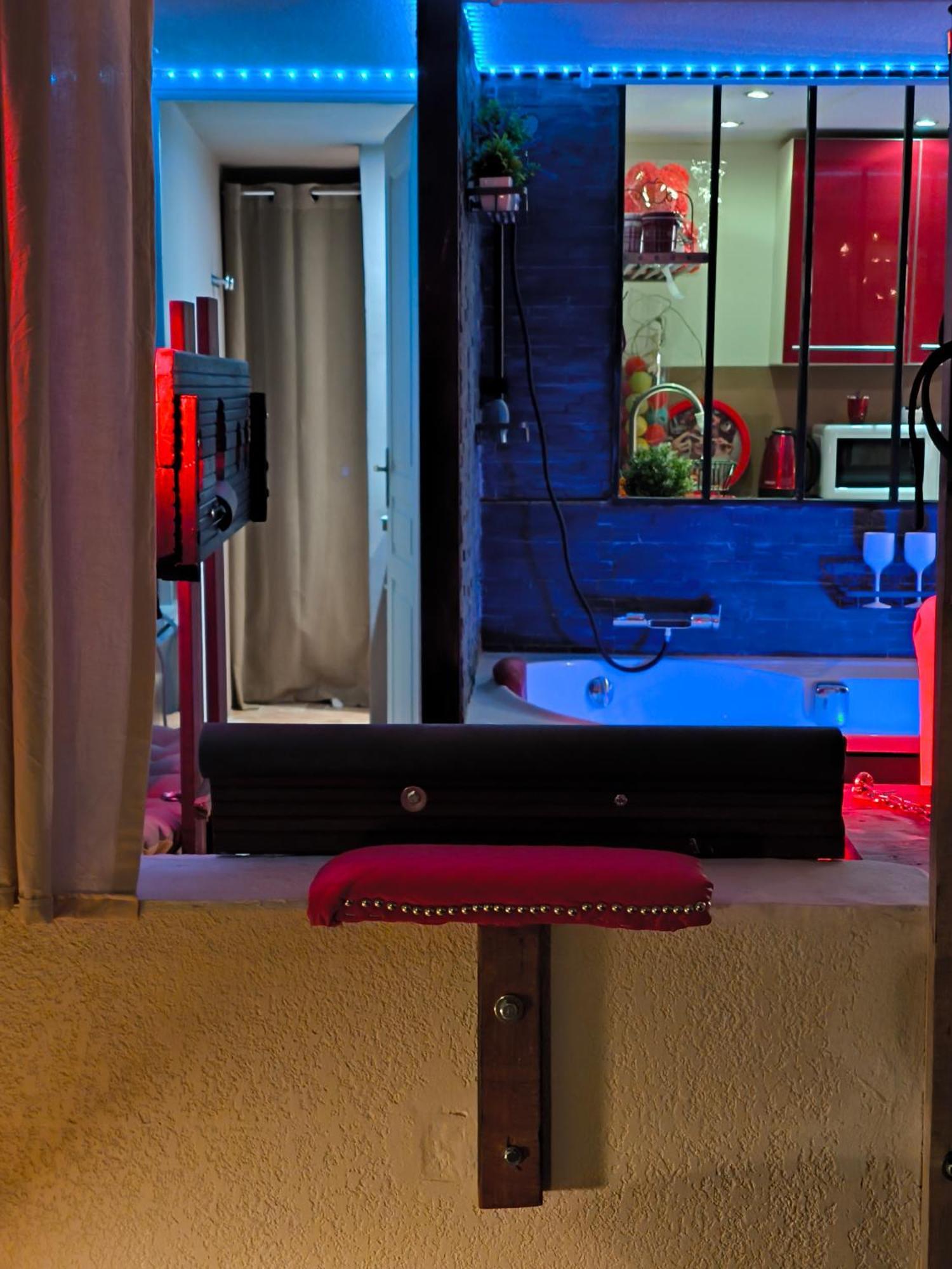 Love-Room Discret 40 M2 Bormes Les Mimosas Village Avec Terrasse Extérieur photo
