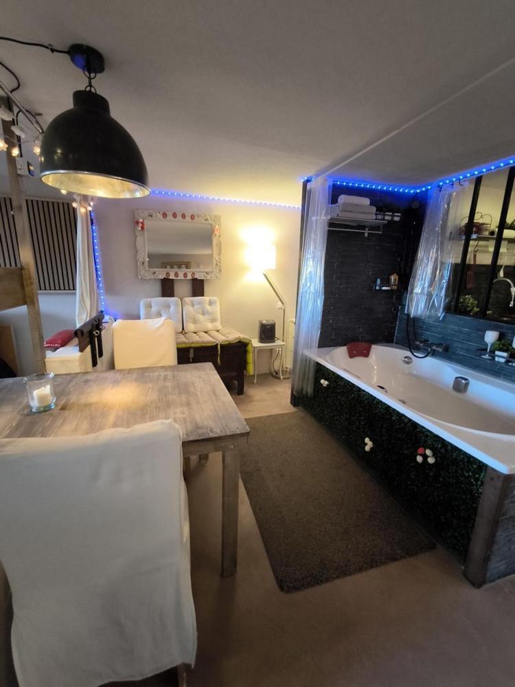 Love-Room Discret 40 M2 Bormes Les Mimosas Village Avec Terrasse Extérieur photo
